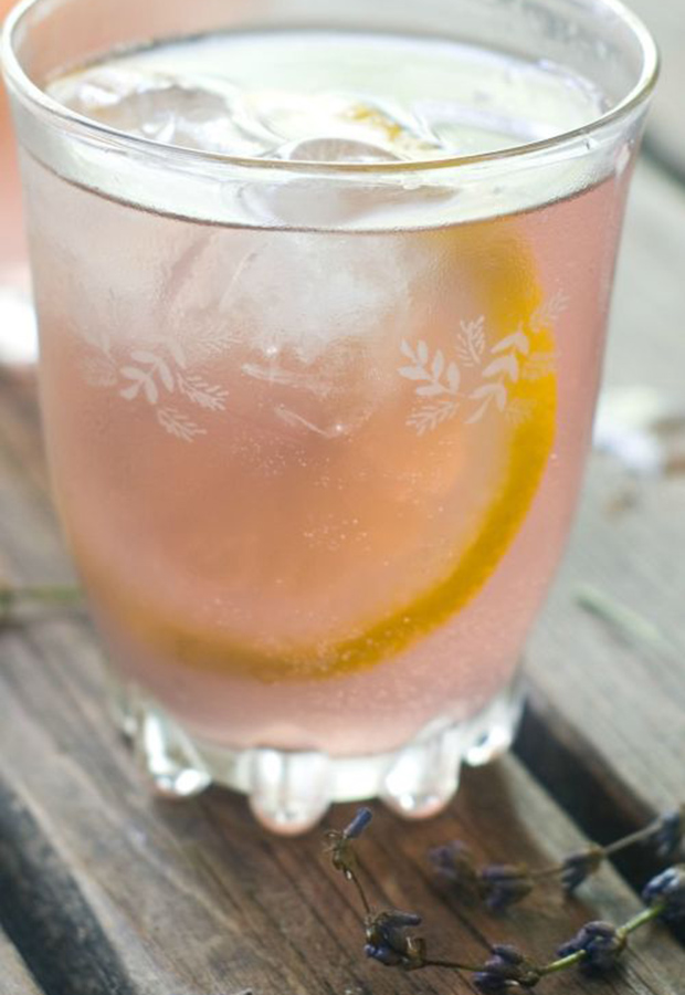 Low-Sugar Cocktails With Seltzer Water: Sparkling Lavender Honey Bee Recipe