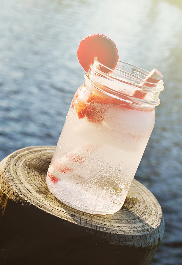 Low-Sugar Cocktails with Seltzer Water: Spiked Strawberry Spritzer Recipe